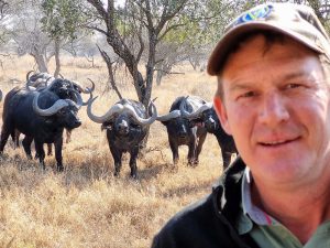 Veearts se toestand ‘steeds kritiek, maar stabiel’ nadat buffel hom beseer