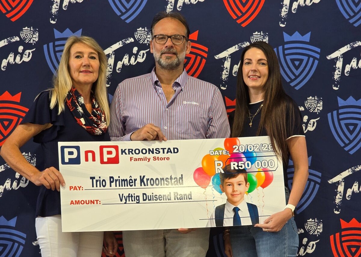 Trio Primêr is die algehele wenner van Pick n Pay Family Kroonstad, Panorama Plaza, se Shop for your School-kompetisie. Van links is Antoinette De Crescenzo (wat die prys namens Trio Primêr ontvang het), Stephan van der Westhuizen (eienaar van Pick n Pay Family Kroonstad) en Lee Marais (Amalgamated Digital Platforms).