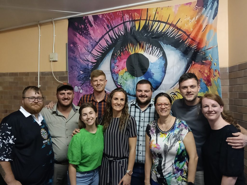 Voor van links, is: Elke Leenders, Sjieuwke Koorevaar, Ruth Boer en Linda Lockhorst; agter: Marco La Grange, WJ Hattingh, Shaun Lubbe, Hanno Pieters en Eric van der Plas.   