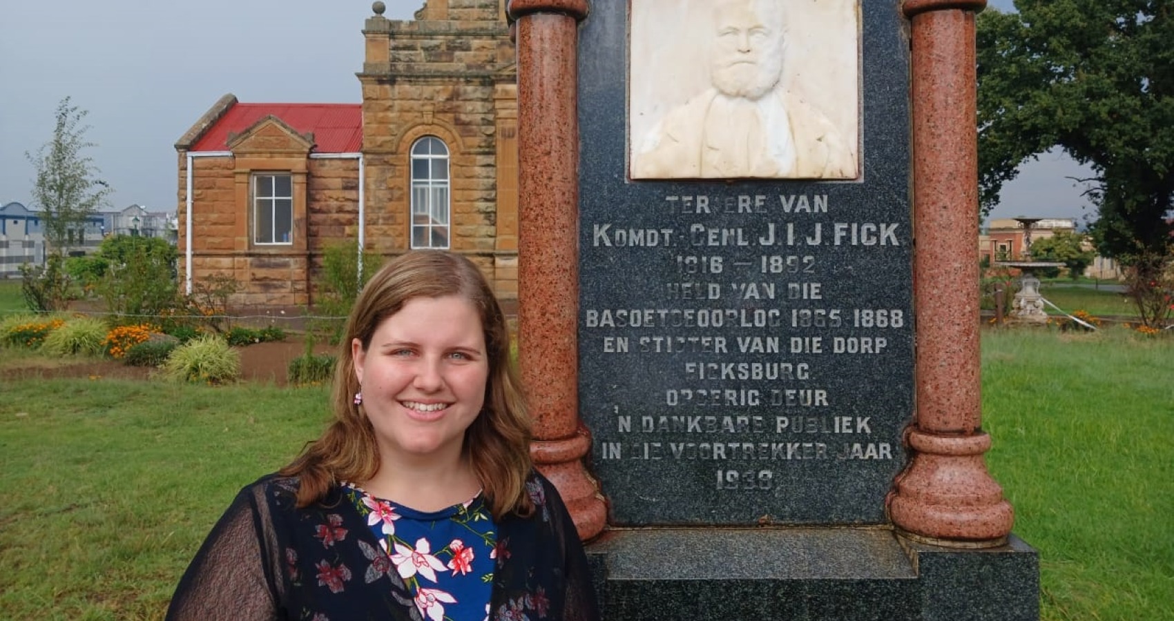 Lieandri Ackermann, die FAK se kultuurnetwerkkoördineerder vir die sentrale streek, staan gereed om gemeenskappe te help om hul erfenisbakens te bewaar, soos hierdie gedenknaald vir genl. J.J. Fick voor die stadsaal in Ficksburg.