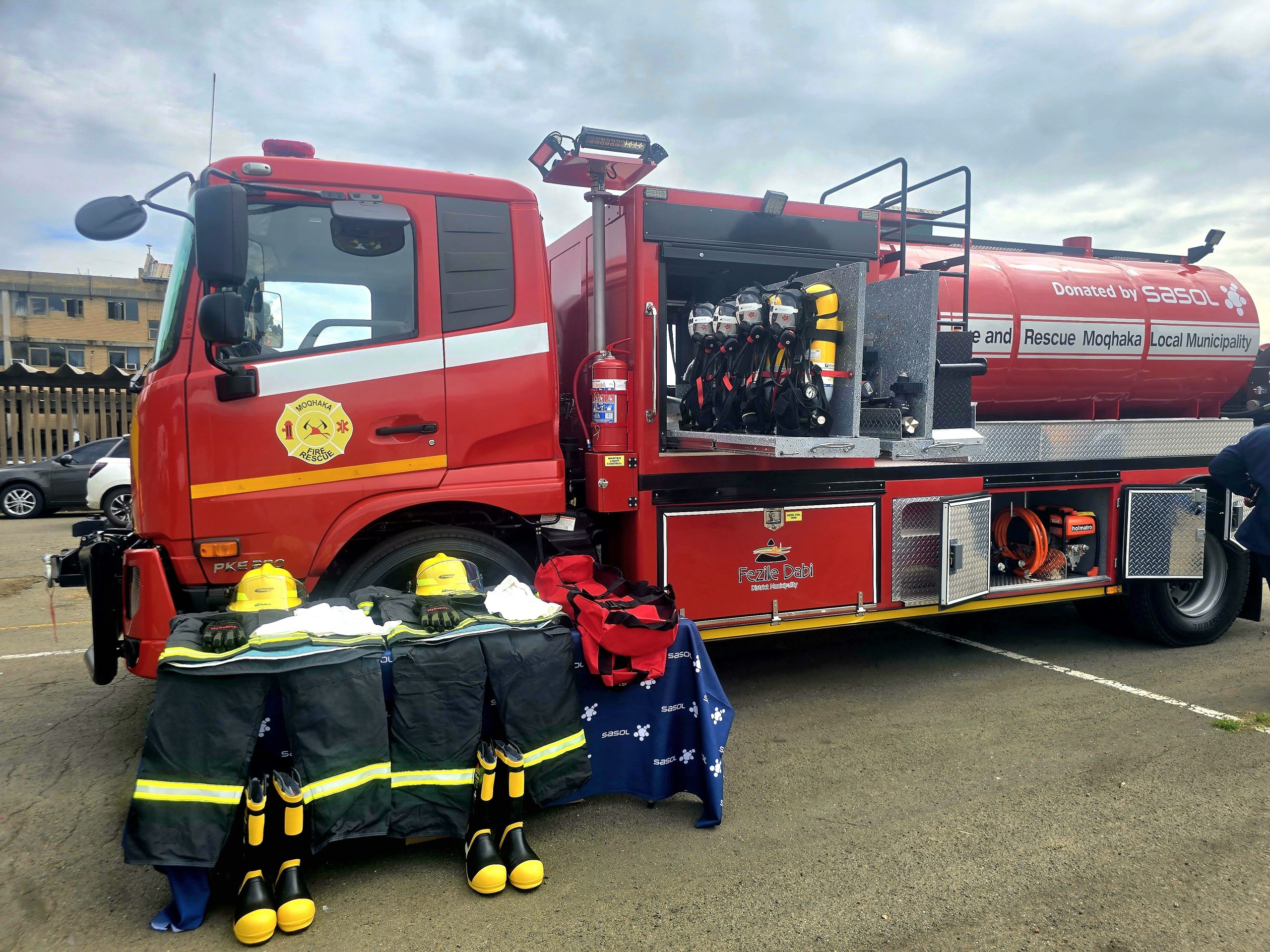 The new fire truck for the Moqhaka local municipality is fitted with advanced, purpose-built equipment, including a heavy-duty bull bar, a front-mounted electronic winch, a slide-ladder gantry and a hyper sight thermal imaging camera to assist firefighters during emergency operations.