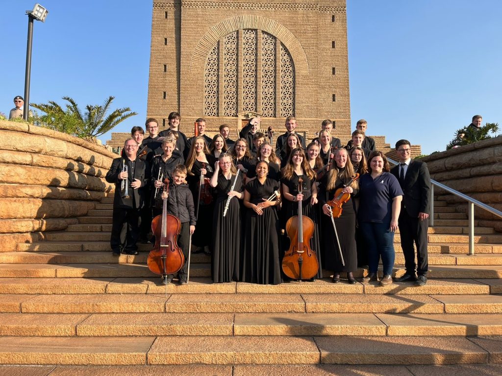 Lieandri Ackermann (regs) saam met ’n musiekgroep voor die Voortrekkermonument.