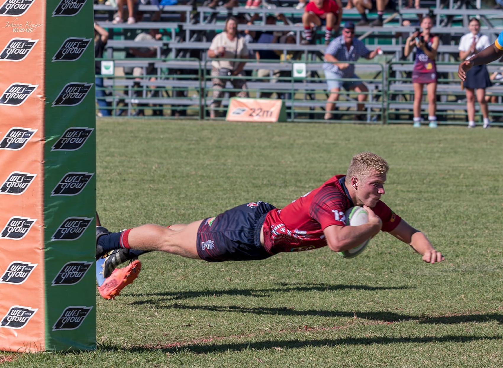Trio het die vonke laat spat in van die eerste bepalings van die Wesgrow Sentrale Skole Sportreeks Saterdag. Hier duik Robert van den Vyfer van Trio se eerste rugbyspan oor die doellyn.