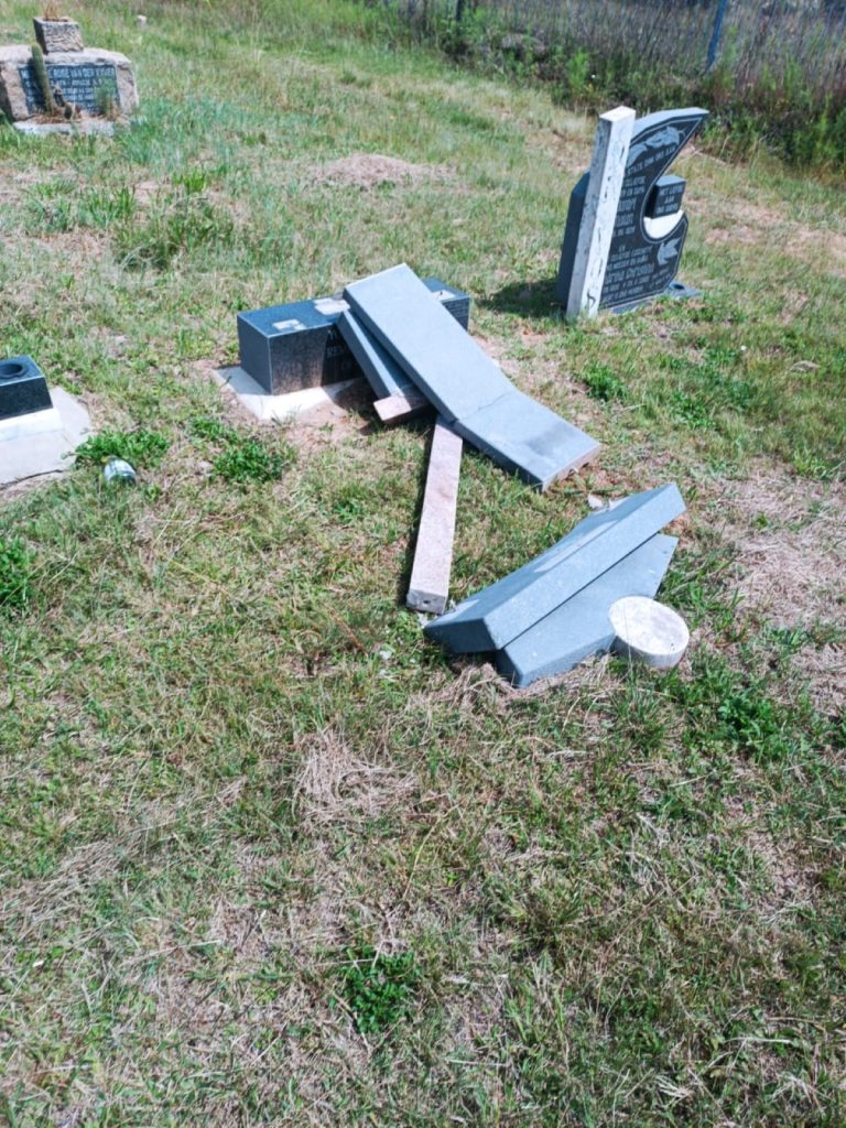 Verskeie grafte van geliefdes is geskend, en die DA dring aan op verskerpte sekuriteit.