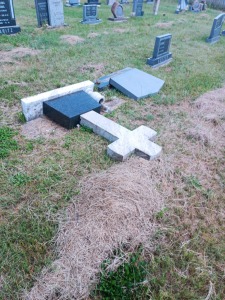 Vandale kerjakker weer na hartelus in Utopia-begraafplaas