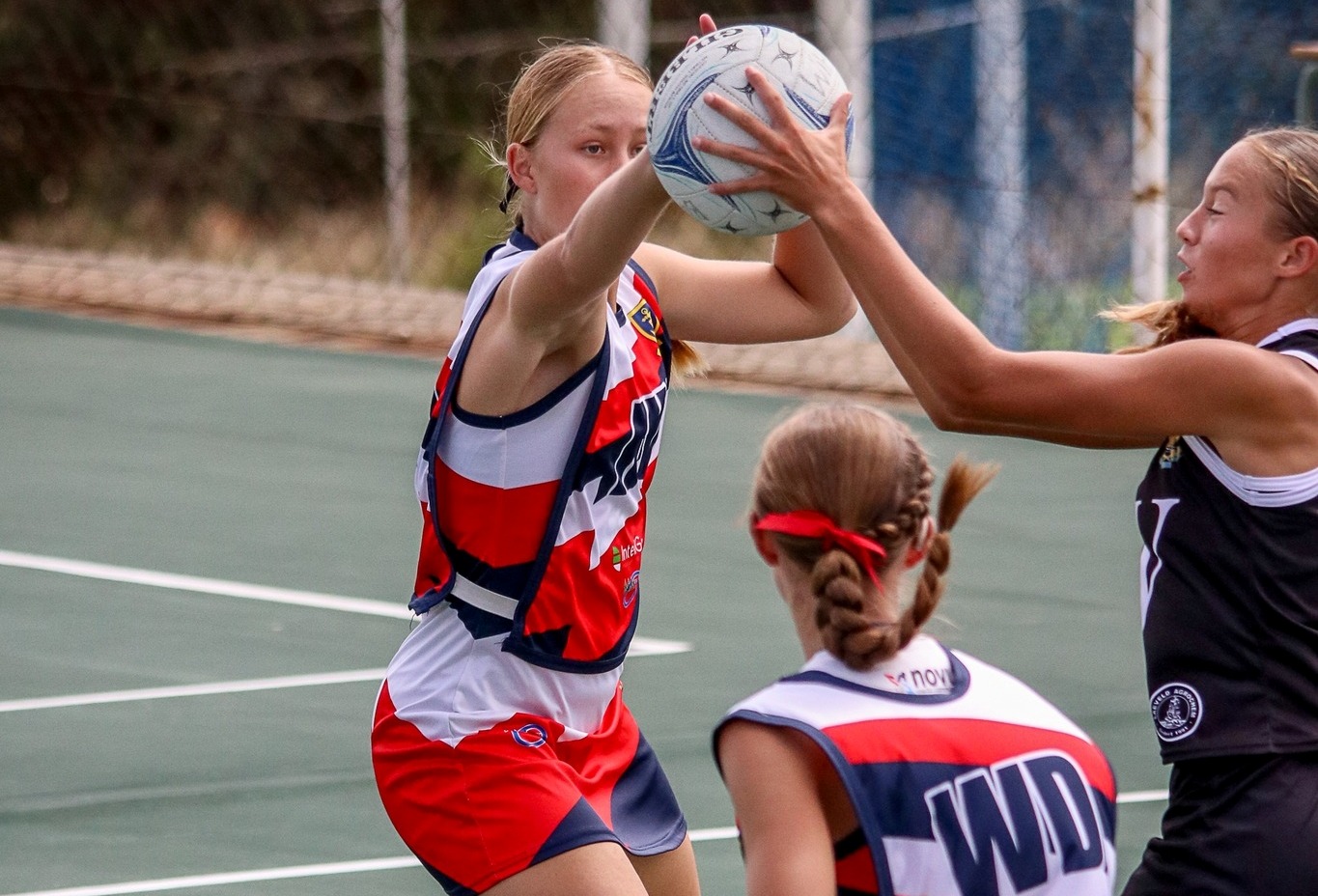 Mia Daacke van Witteberg met die bal in die Wesgrow Sentrale Skole Sportreeks-kragmeting met Sentraal op 14 Maart.