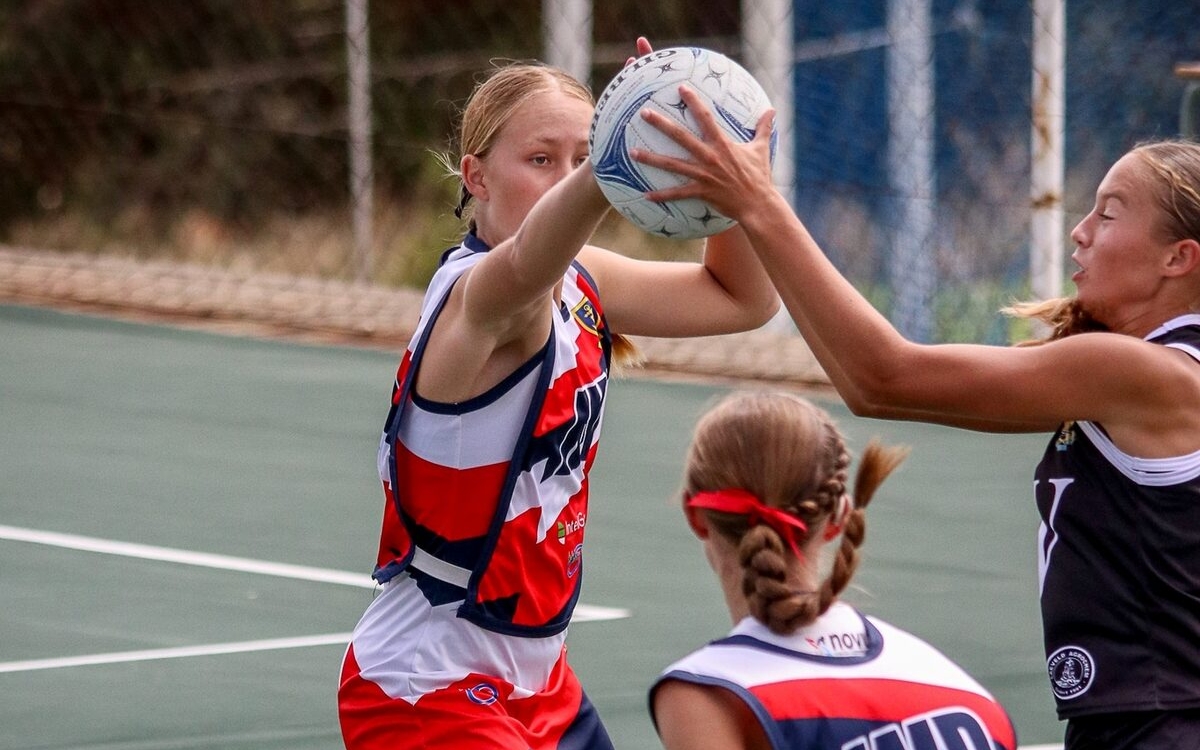 In van die eerste bepalings van die Wesgrow Sentrale Skole Sportreeks vir 2026, tussen die Hoërskool Witteberg en die Hoërskool Sentraal, het Mia Daacke van Witteberg hier die bal.