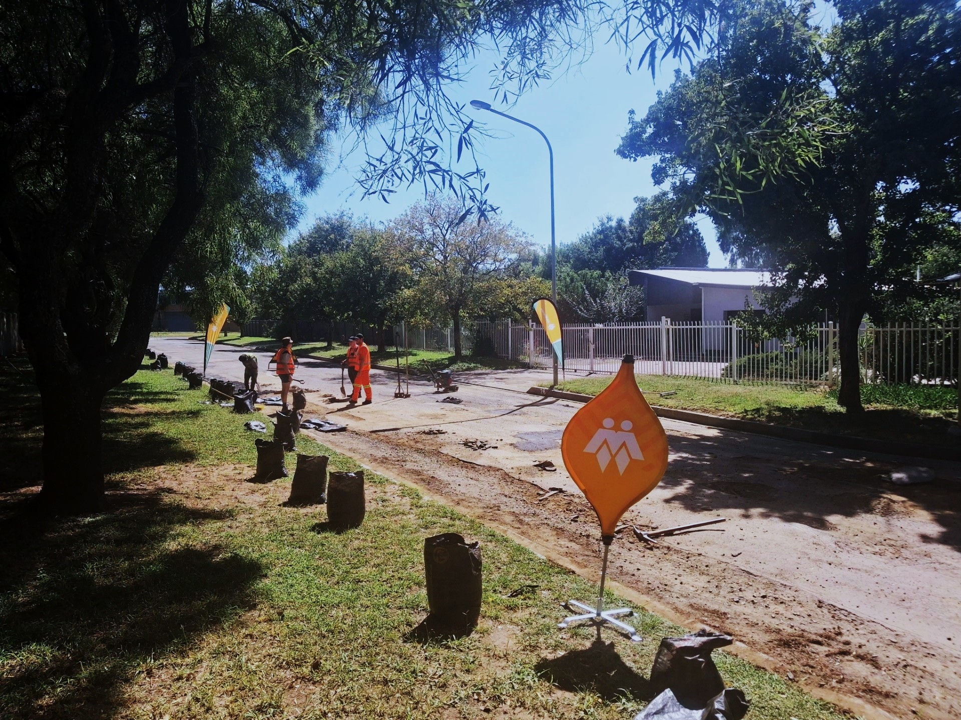 AfriForum in Kroonstad herstel sedert die einde van Maart al slaggate in Senekalstraat om veilige toegang tot skole in Kroonstad te verseker.