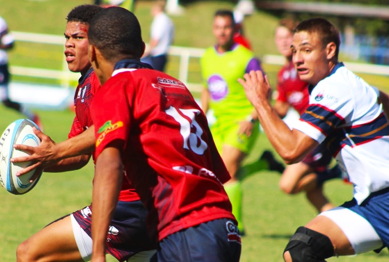 Trio se eerste span het Saterdag die oorhand op die rugbyveld gekry toe hy en die span van Goudveld in die Wesgrow Sentrale Skole Sportreeks slaags was. Trio het met 38 – 21 oorwin. D-Marco Basson van Trio het hier die bal in die hand.