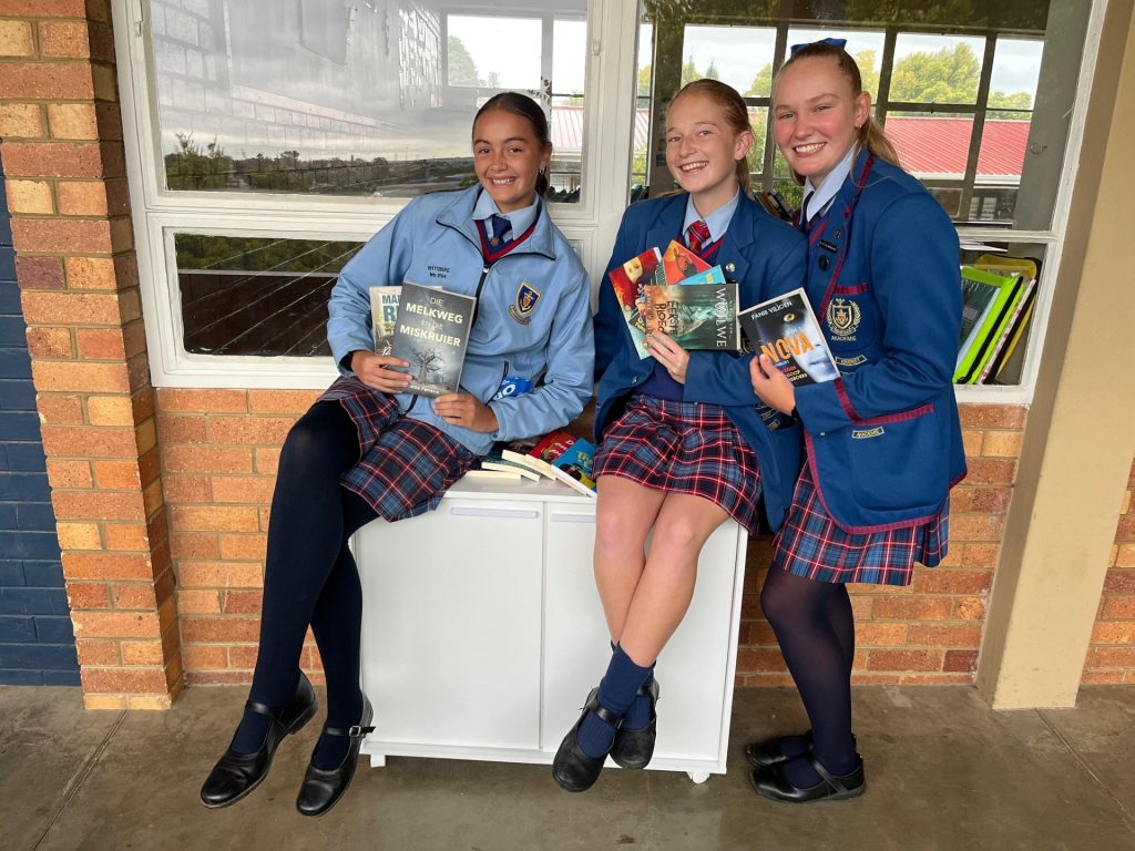 Wêreldboekedag is by die Hoërskool Witteberg in Bethlehem met entoesiasme gevier, waar die ATKV Jeugtak ’n sterk leesinisiatief van stapele gestuur het om die liefde vir boeke onder leerders te bevorder. Van links Inneke Fourie, Johanné Janse van Rensburg en Helene-Mari Spies die mini-biblioteek. Foto:Verskaf