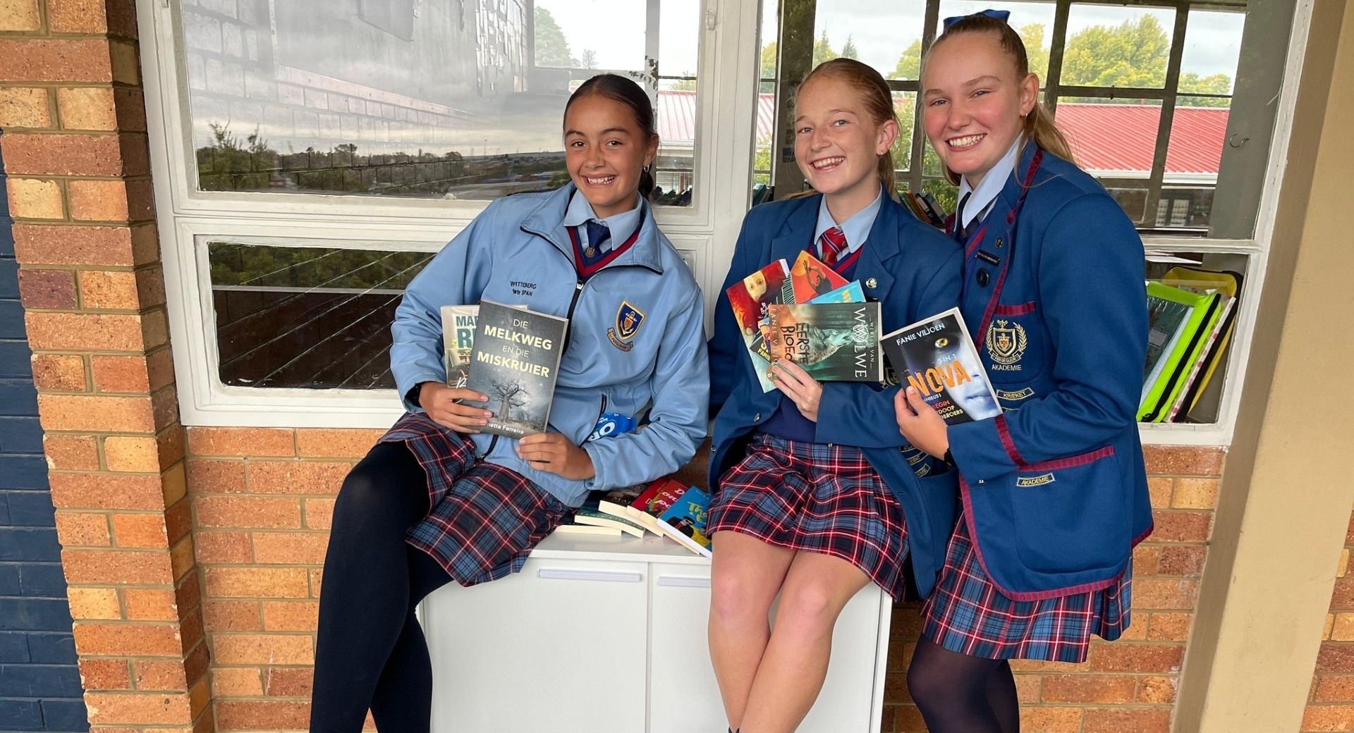 Skool vier Wêreldboekedag met mini-biblioteek