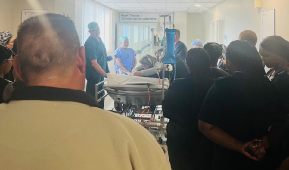 Deon van der Berg se ouers Danie en Susan van den Berg, neem afskeid van hul seun voordat hy ingaan teater toe waar sy organe verwyder gaan word sodat dit aan talle pasiënte geskenk kan word.