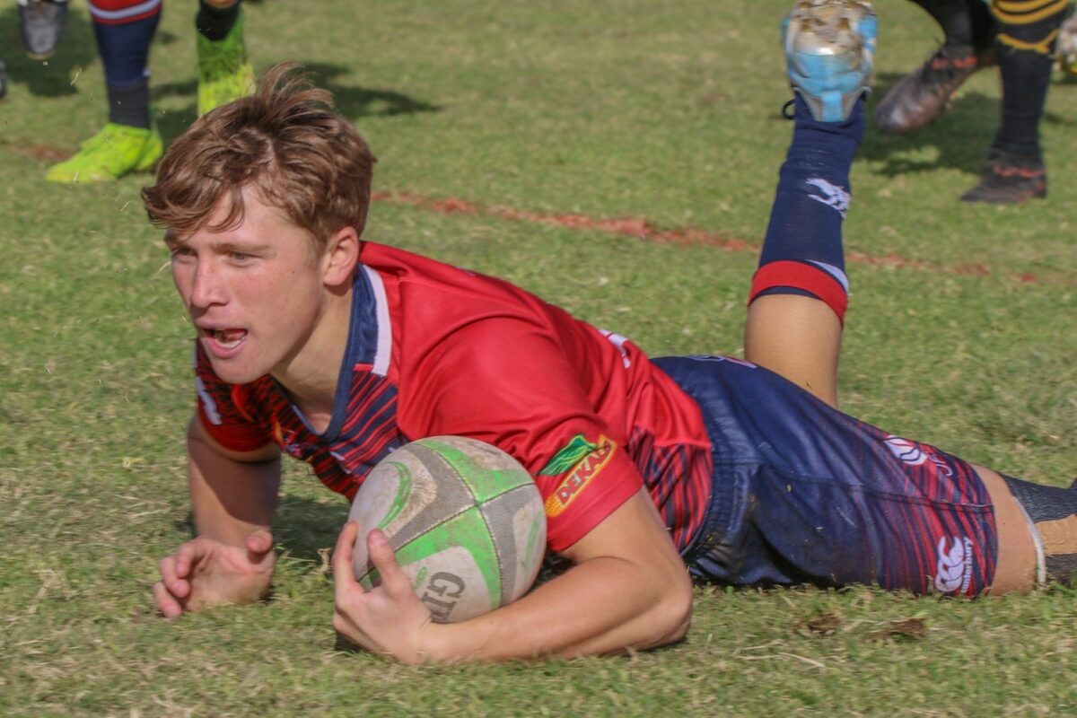 Trio se eerste rugbyspan het Voortekker Saterdag in die Wesgrow Sentrale Skole Sportreeks oortuigend met 33 – 5 geklop. Hier is WJ van Niekerk van Trio in aksie.