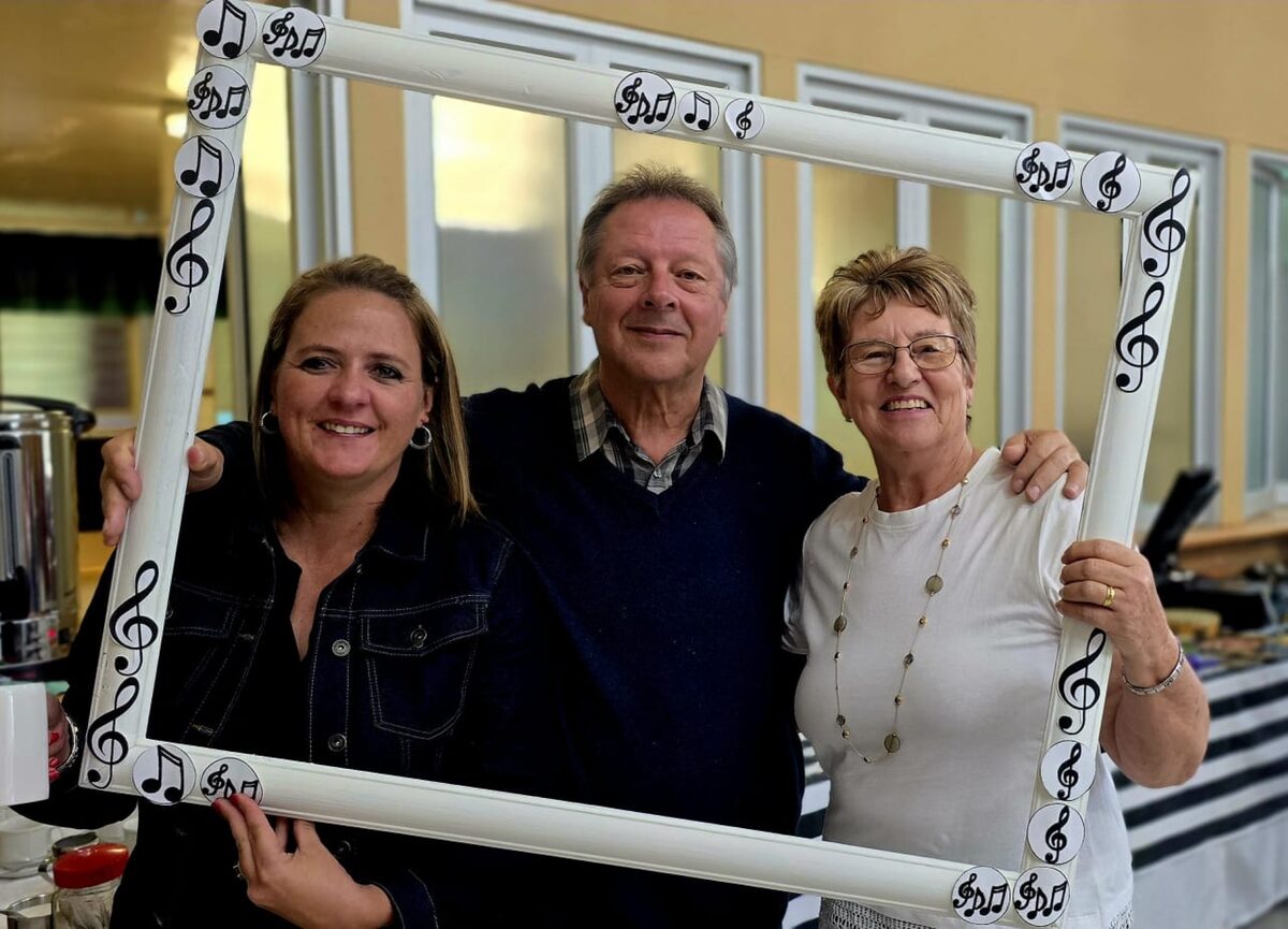Die VLU se Koppies-tak het 'n musiekmiddag aangebied waarop Leon Rossouw van Kroonstad as gasspreker opgetree het. Saam met hom is René Jonker (links) en Catrien Koekemoer.