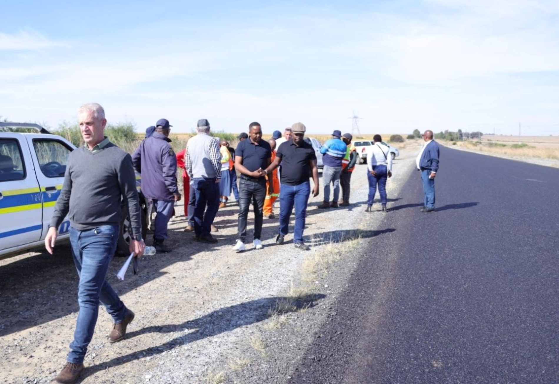 Armand Cloete, VF Plus-lid van die Vrystaatse Wetgewer, tydens die gesamentlike oorsigbesoek van die wetgewer se portefeuljekomitees aan die R76-pad tussen Kroonstad en Steynsrus.