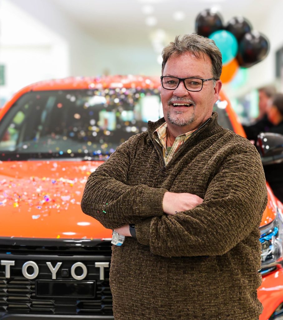 Michael Hetzel by die Toyota Hilux wat hy in Checkers Hyper se kompetisie gewen het.