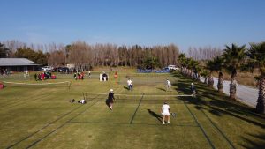 Kom speel tennis op grasbaan tydens Bloembleton