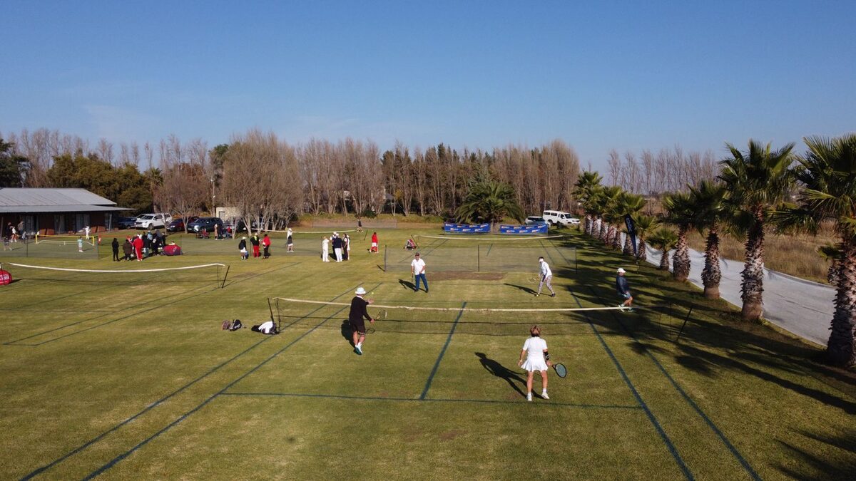 Kom speel tennis op grasbaan tydens Bloembleton