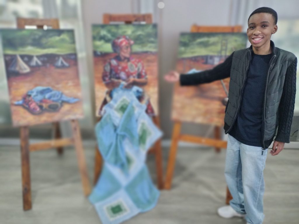 Siyabonga Gans by die kunswerk wat hy vir die Oorlogsmuseum gemaak het. 