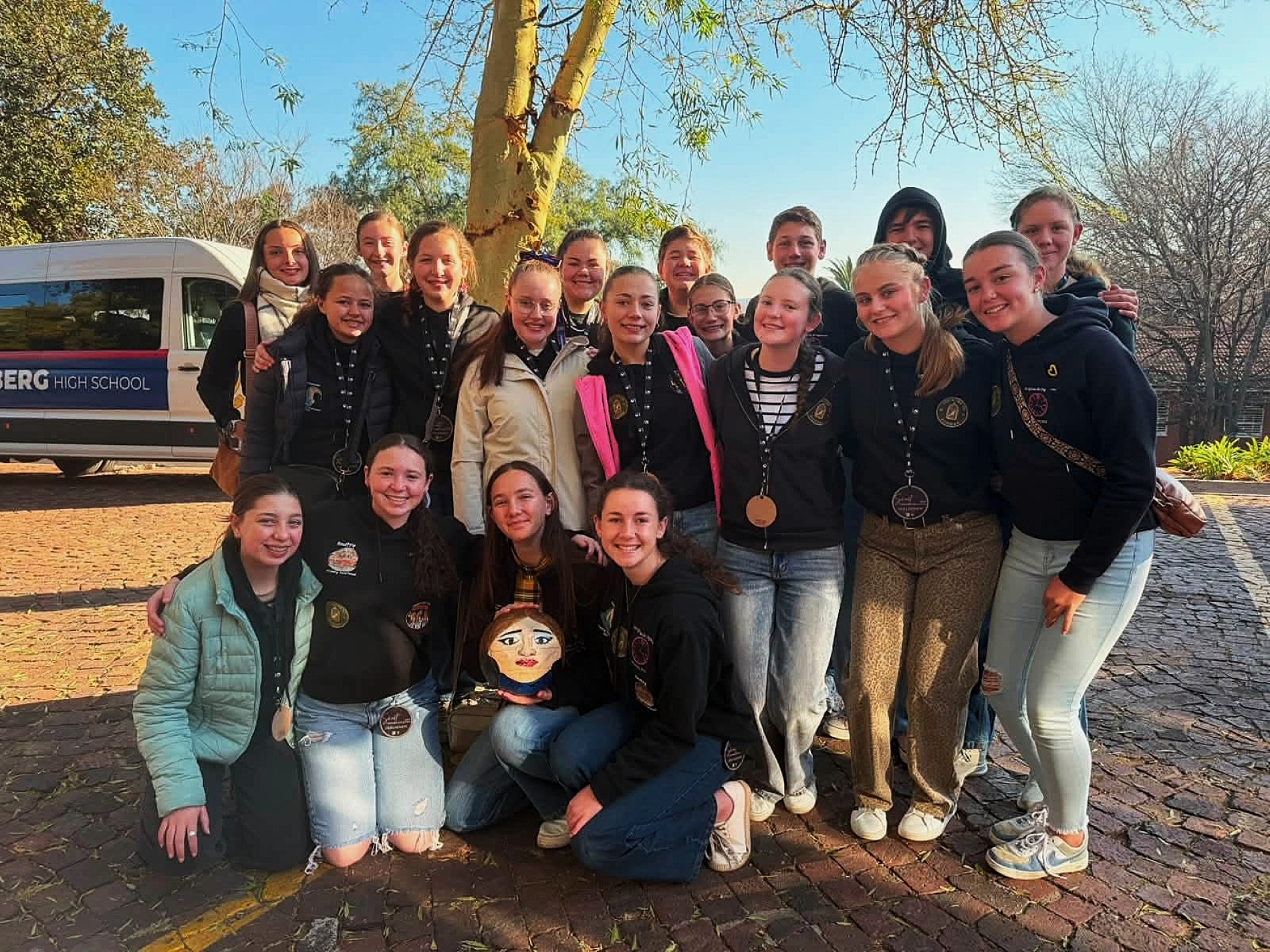 Hoërskool Witteberg se tienertoneelgeselskap het onlangs met die produksie (Op)soek na Sondag aan die Reza de Wet Toneelfees in Bloemfontein en die Sê-Net Toneelfees in Johannesburg deelgeneem. Die groep berei hulle nou voor vir die ATKV-Tienertoneelkompetisie wat op 24 Julie in Durban aangebied word. Foto:Witteberg Facebook
