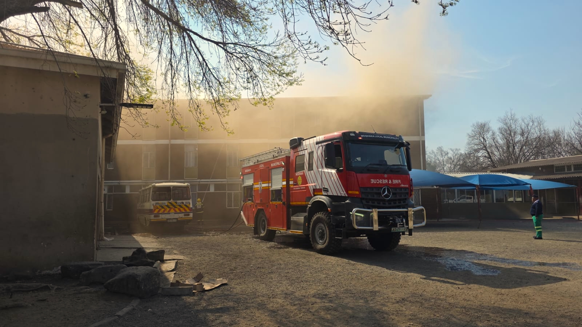 Die vuur wat Saterdag 8 Augustus by die Opsaal-koshuis in Kroonstad uitgebreek het en sewe van die koshuis se kamers verwoes het en inwoners se besitting vernietig het. Owerhede is op die toneel om die brand te blus. Foto: Melisandi Blomerus