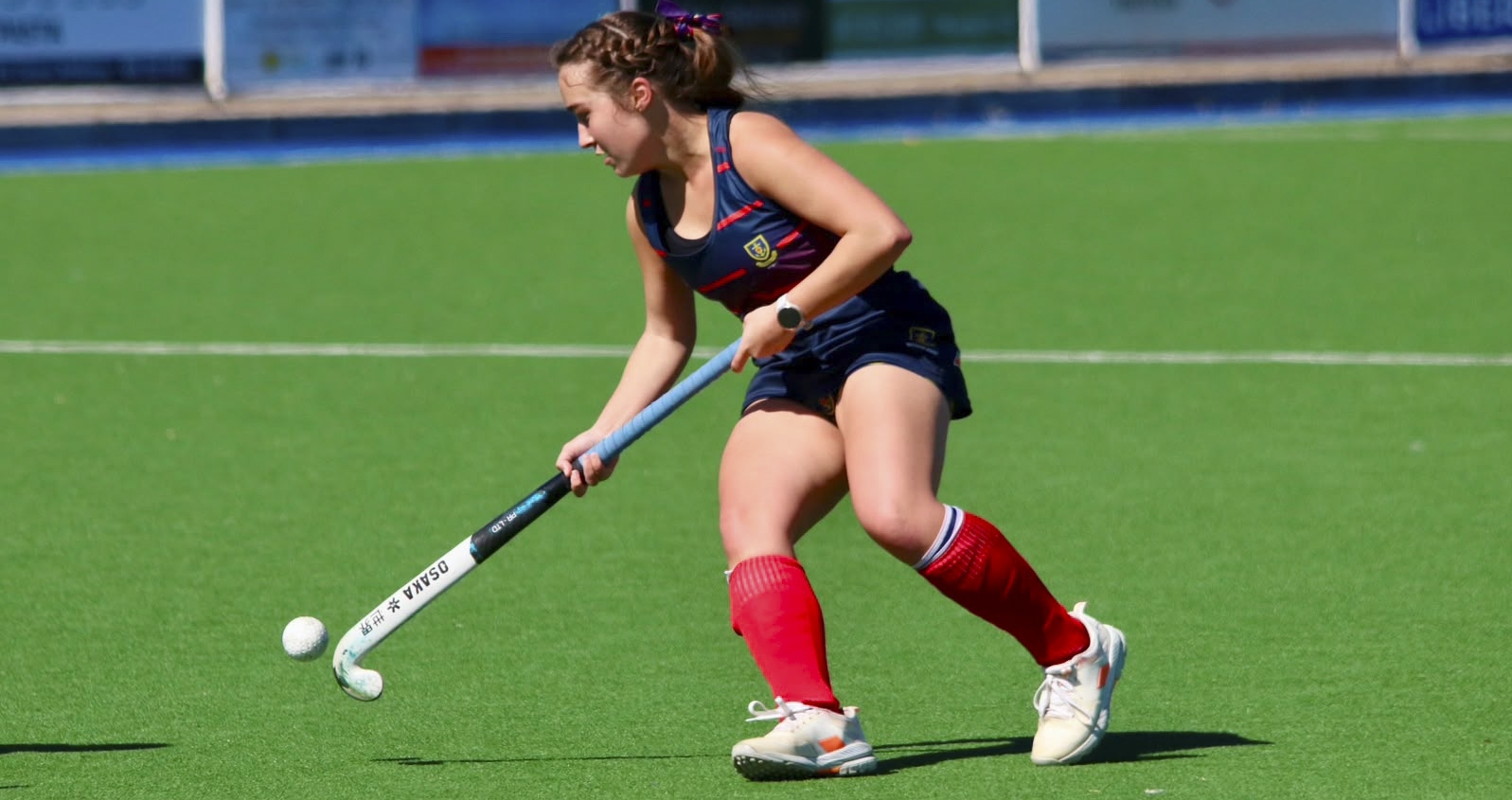 Juané Loubser van Hoërskool Witteberg se o.19A-hokkiespan breek deur die Diamantveld-verdediging tydens die Wesgrow Sentrale Skolesportreeks in Bethlehem.
