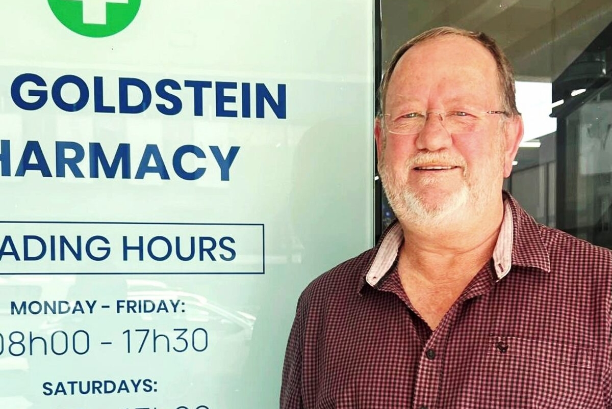 Apteker Chris de Jongh lê op Vrydag 25 September die tuig neer ná meer as 35 jaar as eienaar van die historiese Syd Goldstein-apteek in Kroonstad.