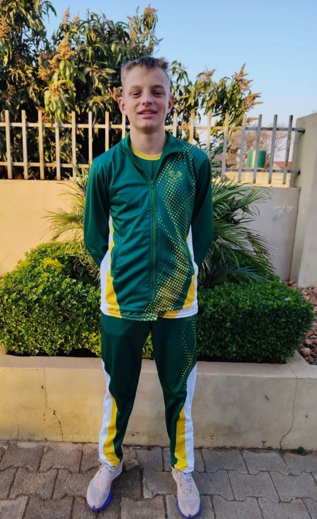 Dehan Cilliers het ’n besonder suksesvolle atletiekseisoen bekroon met sy insluiting in die Suid-Afrikaanse atletiekskolespan. Die jong middel- en langafstandatleet het vanjaar vier nasionale medaljes verower, terwyl sy pa en afrigter, Ebarnie Cilliers, ’n belangrike rol in sy ontwikkeling speel. Foto:Verskaf