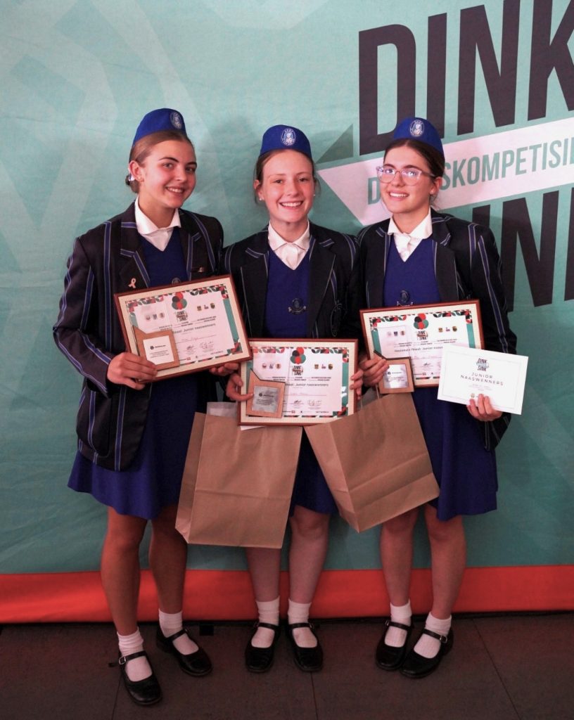 Junior naaswenners van die Afrikaans Hoër Meisieskool Pretoria (AHMP) is van links Moné Hugo, Liza Marais en Mia du Plessis. FOTO: Verskaf
