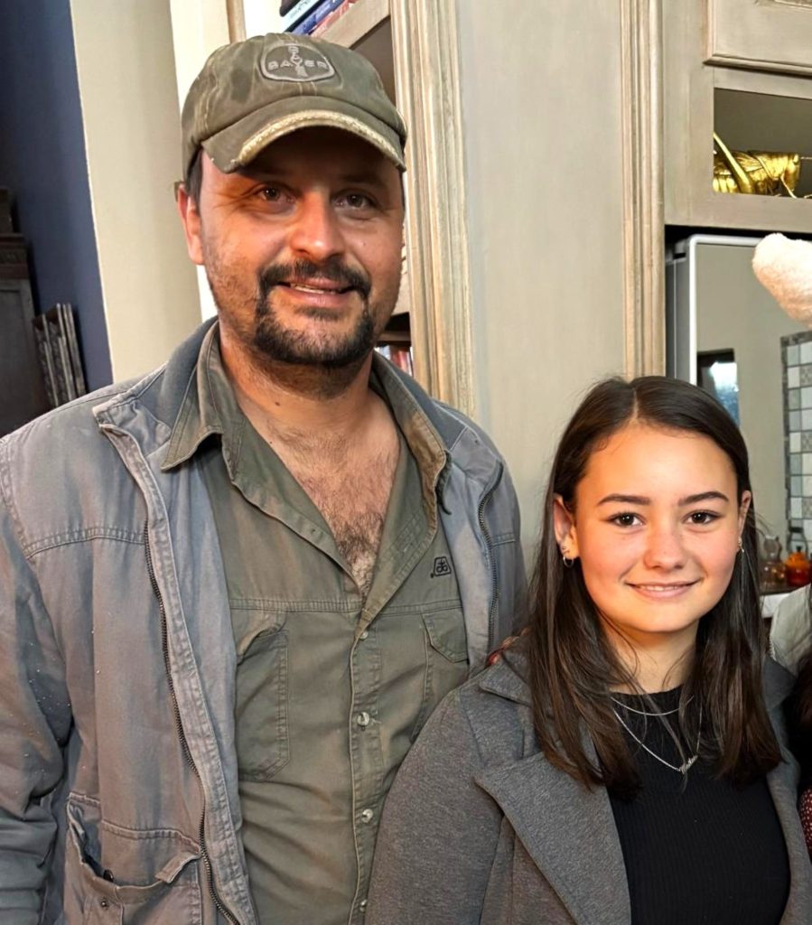 Vincent Strauss en sy dogter, Miley (15), sterk aan nadat hulle in ’n ongeluk op die R26 in Bethlehem betrokke was. FOTO: Verskaf