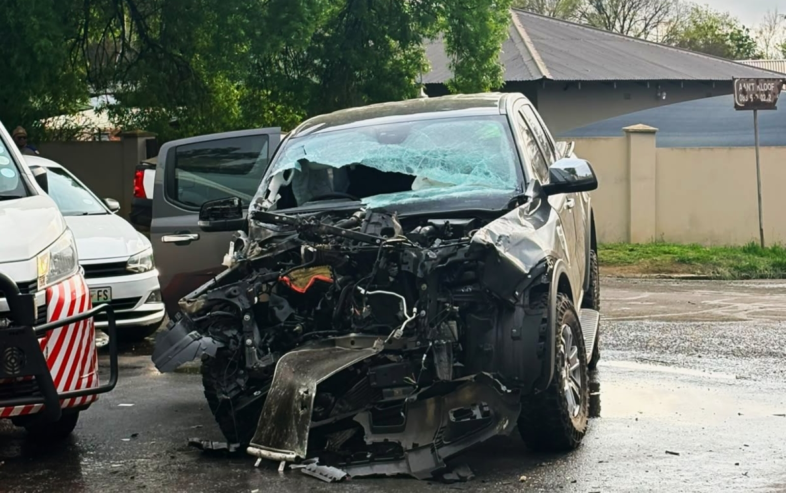 Die Ford bakkie van Strauss waarteen 'n afleweringstrok Donderdagoggend 17 September gebots het. Strauss moes losgesny word uit die bakkie. Foto:Verskaf