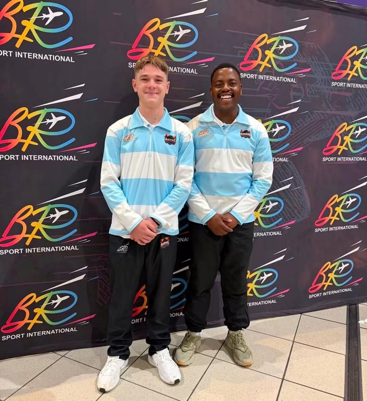 Luke Bezuidenhout en Sandile Dlamini (afrigter).