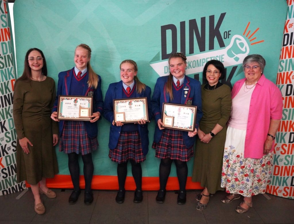 Junior wenners van die Hoërskool Witteberg is van links Nicolene Smith, Liza Joubert, Inge Meintjes, Heilene Meintjes, Carien Bloem en Alana Bailey. FOTO: Verskaf