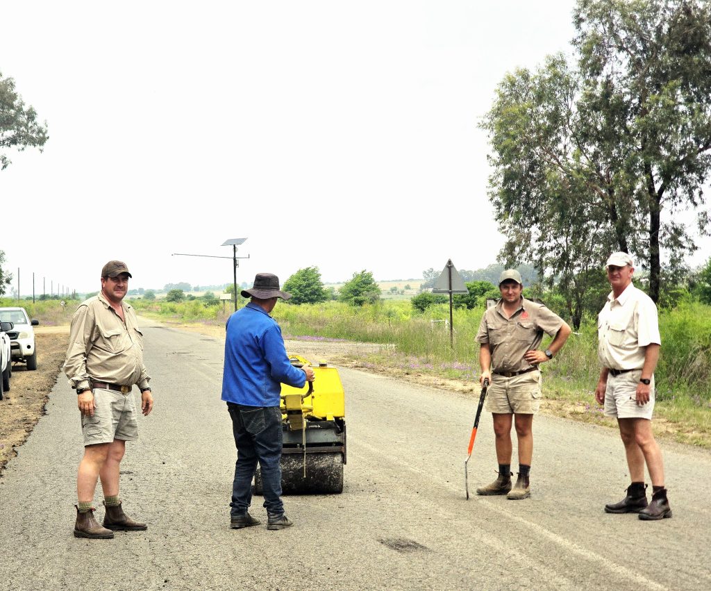 Boere en hul werkers het self die herstelwerk aan die Kroonstad-Lindley-pad aangepak. Die Eersterus Boerevereniging het op Dinsdag 13 Oktober die voortou geneem. Van links is Franco von Wielligh, Wesley Mouton, Kobus Crous en Jaco Brink. FOTO: Madli Grobbelaar