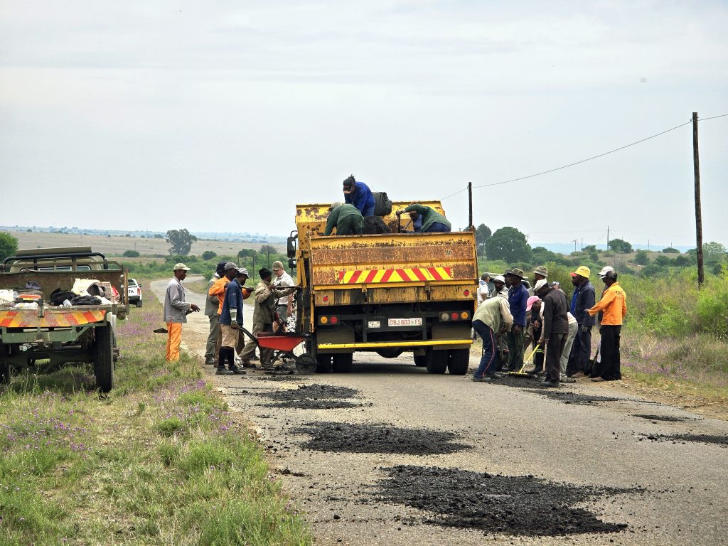 Boere en hul werkers het self herstelwerk aan die Kroonstad-Lindley-pad begin. FOTO: Madli Grobbelaar