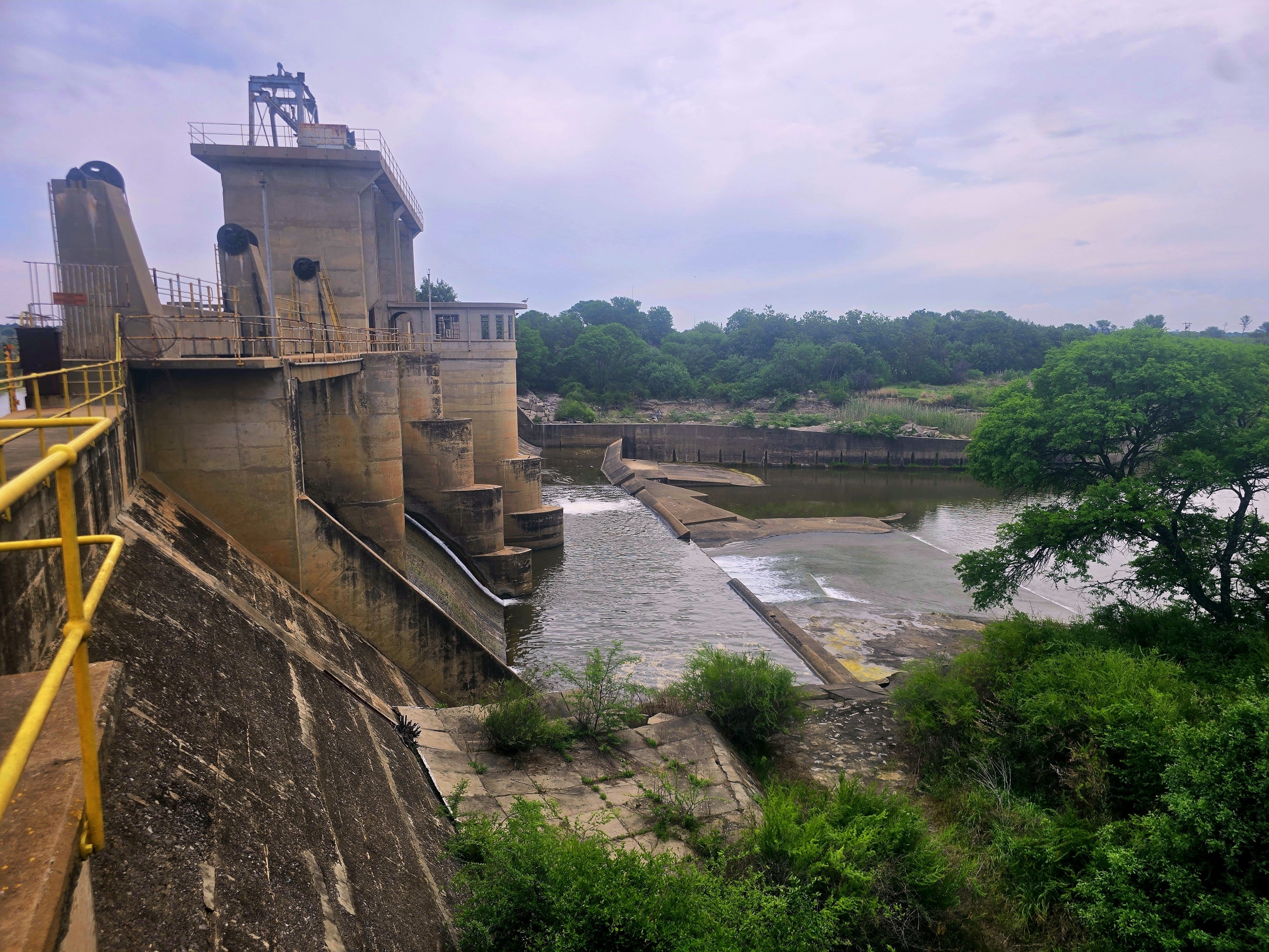 Kosbare water gaan steeds verlore by die Serfonteindam buite Kroonstad, terwyl die Moqhaka-munisipaliteit nie water na Bloemhoekdam kan pomp nie.