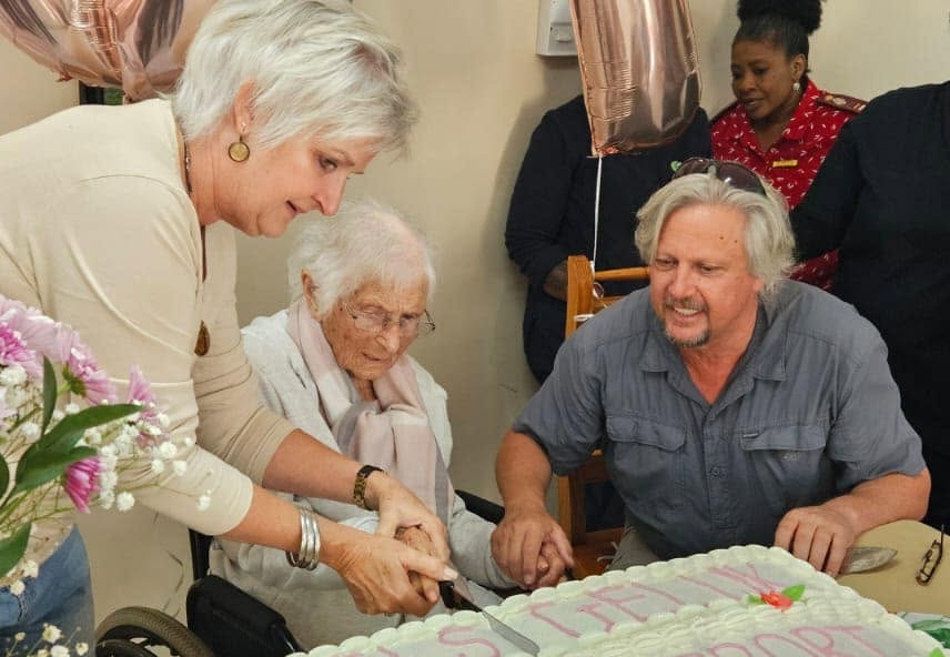 Ouma Coba Schabort wat op Maandag 29 April haar 107de