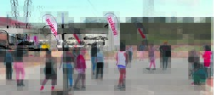 Jonges speel netbal vir Jeugdag