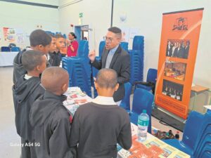 Rotariërs wys leerders hoe