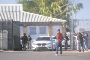 Polisie waak oor 6 in moordsaak