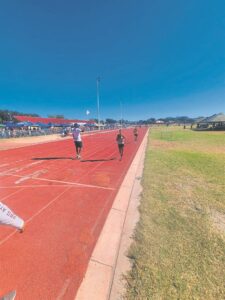 Jong atlete skitter in atletiekbyeenkoms