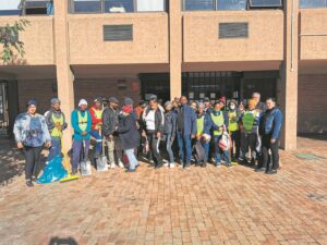 Moeg vir gemors op hul voorstoep