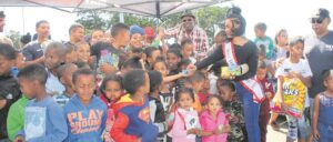Omgee-mense deel Paaseiers uit