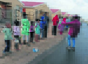 Onderwysers vul kinders se mae