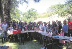 Kinders bederf met geskenke in Mamre