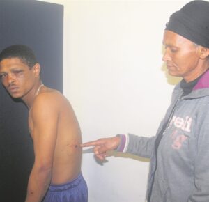 Polisie ‘verniel’ glo seun in kamer