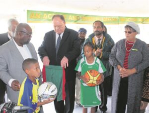 Minister open sportbaan