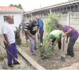 Oudrugbyspelers help ouetehuis