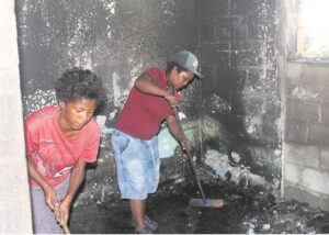 Inwoners help om brand te blus na woonstel brand
