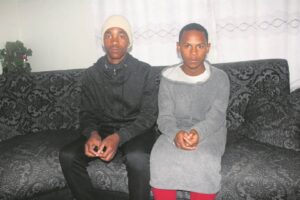 ‘Hier skop ons julle *’ sê polisie